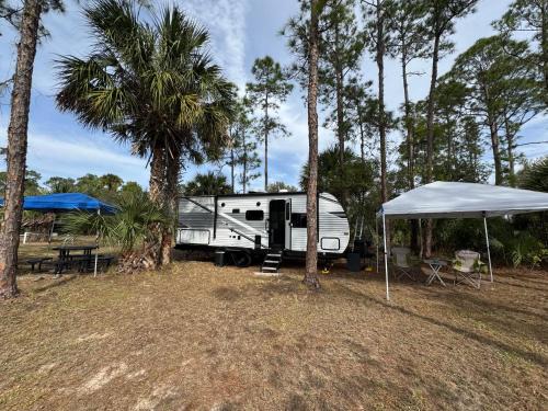 Clewiston Other | Cozy new camper on lake front & access to fishing