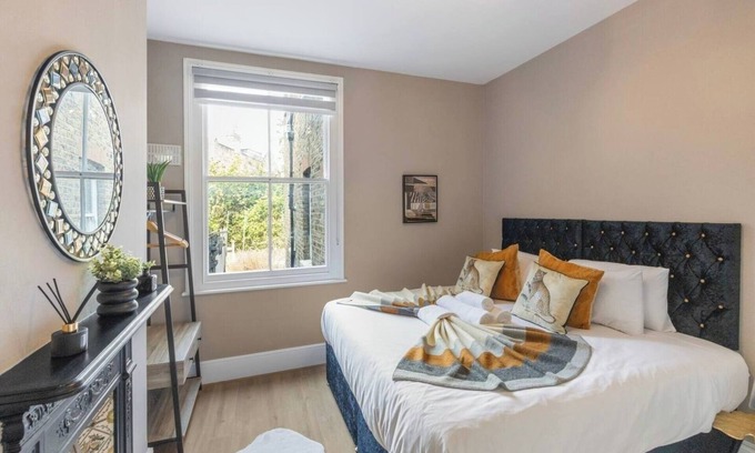 Seven Sisters Apartment | Cozy new GF flat in London