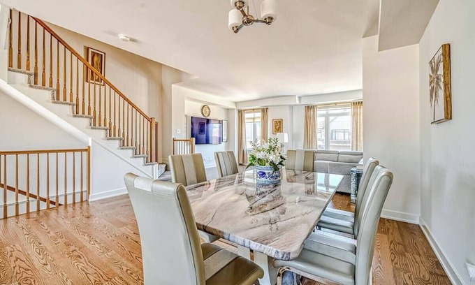 Chapel Hill South House | Cozy New Townhome Enclave. 18 minutes from Ottawa Downtown.
