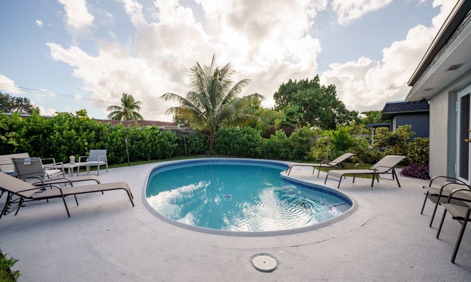 Tamarac House | Cozy Newly Re-done 3BD + 2 BTHS w Large Pool and private backyard !