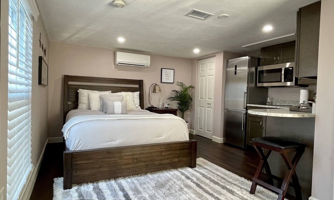 Sarasota Apartment | Cozy Newly Remodeled Studio Apt-5 miles from the Famous Siesta Key Beach!🏝
