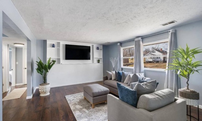 Peoria Apartment | Cozy Newly Renovated 2BR-1BA/Entire Unit/3 to 6mins from OSF St Francis