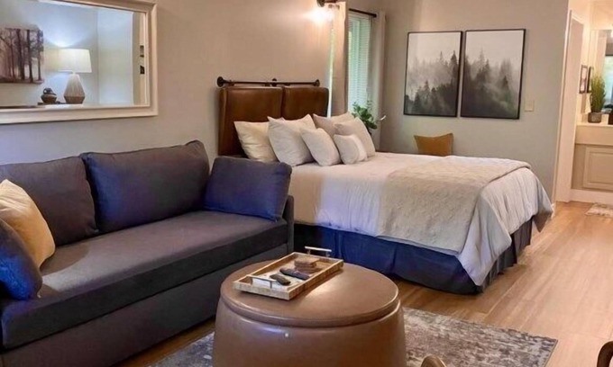 Bellaire Condo | Cozy, Newly Renovated Fountain View Unit at The Legends