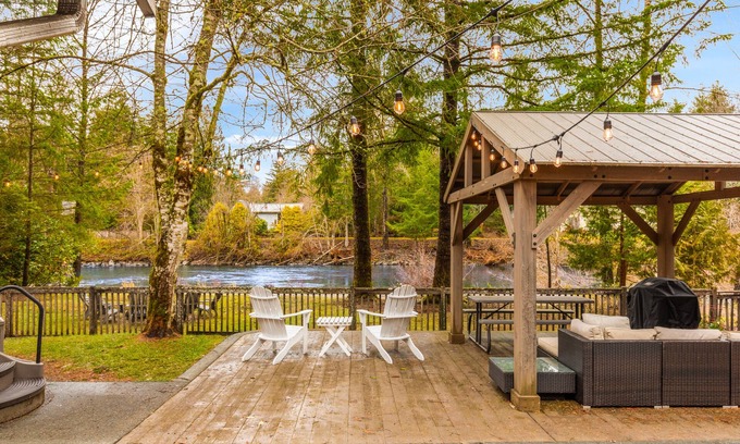 Tanner House | Cozy North Bend Riverfront Cabin w/hot tub!