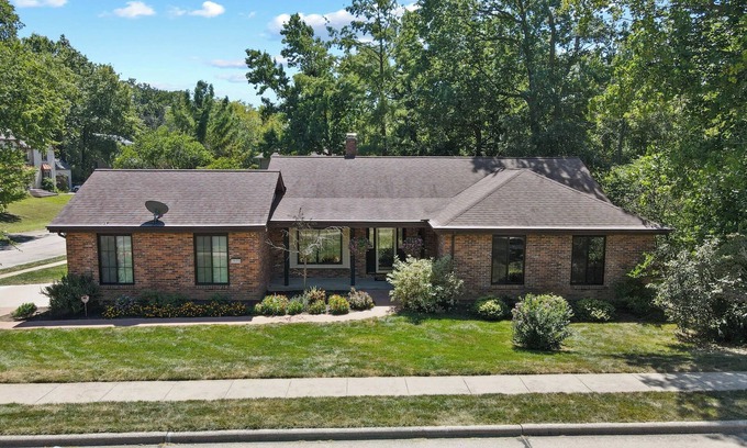 Columbia House | Cozy north side gem in Woodridge