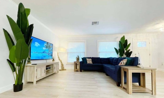 Ocala House | ☀︎ Cozy Ocala Retreat ☀︎ 4 BDR Home 5 min to DnTwn