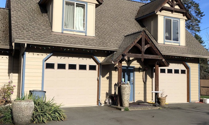 Courtenay Cottage | Cozy ocean view retreat is located on the beautiful seaside walking biking trail