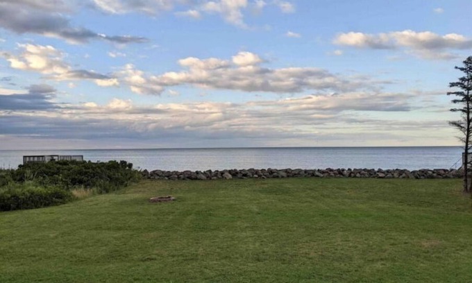 Beaubassin East Cottage | Cozy Oceanfront Cottage