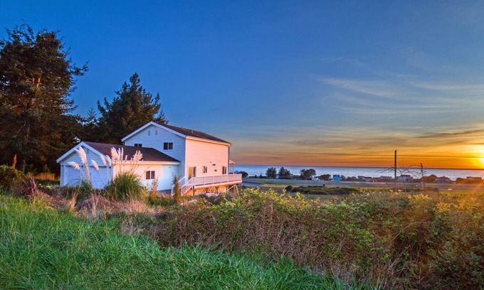 Shelter Cove House | Cozy Oceanview Hideaway 1&2 on Golf Course/Airport