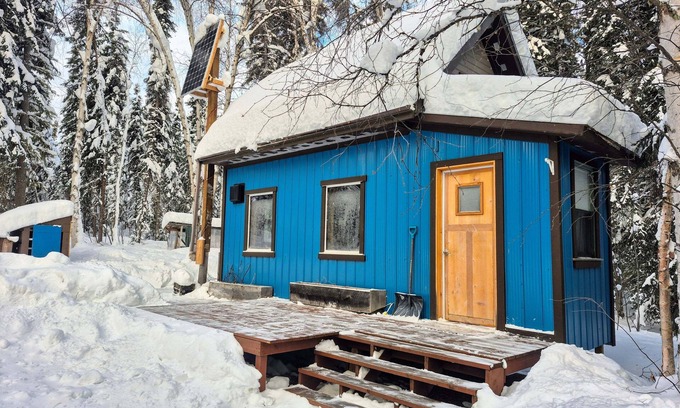 Yukon Cabin | Cozy Off-Grid Cabin in West Dawson! Experience this unique lifestyle!