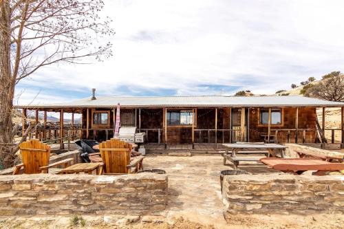 Monticello House | Cozy Off-Grid Cabin with Equipped Outdoor Deck and Picnic Space in Utah