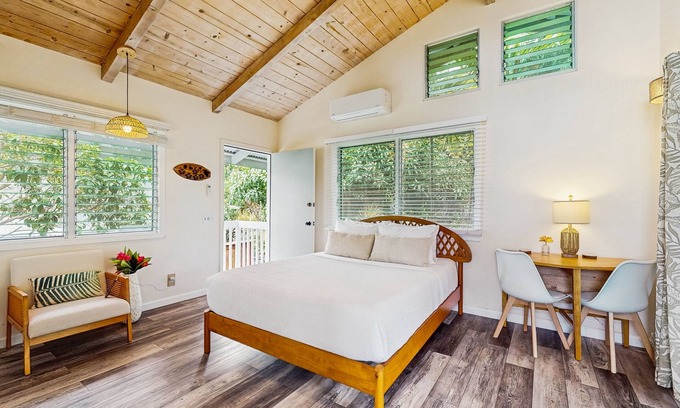 Kailua-Kona Apartment | Cozy ohana studio with lush landscaping, lanai with ocean views, gazebo, firepit