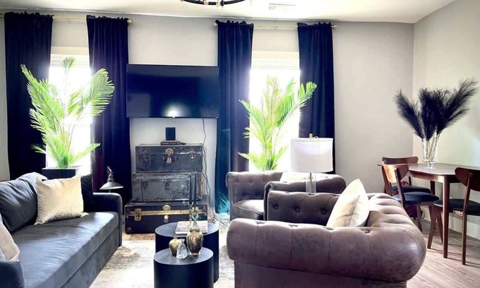 Evanston Apartment | Cozy Old Chicago Style Retreat in Evanston