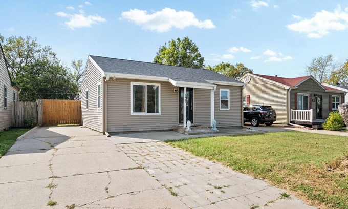 Council Bluffs House | Cozy Omaha/CB home near zoo, CWS, & downtown. Pets OK! Perfect getaway.