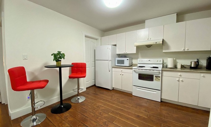 Newton House | Cozy One Bed Suite With Private Entire