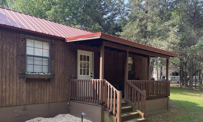 Pottsboro House | Cozy one bedroom cabin located near Lake Texoma and Mill Creek Marina Resort