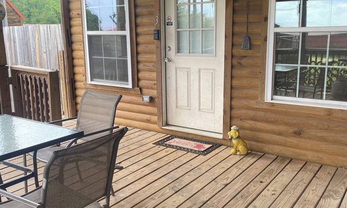 Anacoco Cabin | Cozy one bedroom cabin with lake view