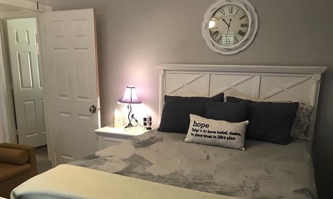 Bullard House | Cozy one bedroom in cute cottage house 12 minutes to Tyler Tx