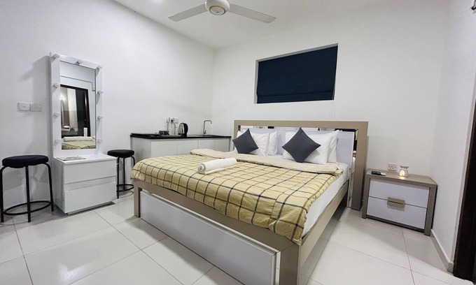 Uswetakeiyawa Apartment | Cozy one-bedroom apartment in the welcoming Prime Residencies, Uswatakeiyawa.