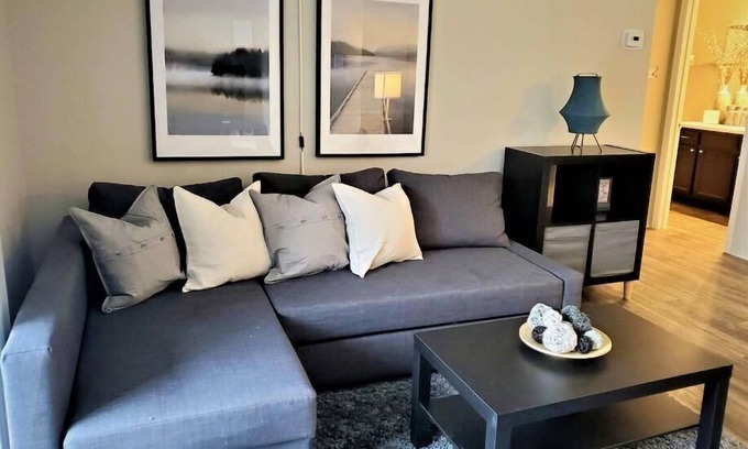 Lombard Condo | Cozy One Bedroom, Washer Dryer, Central Location, Fireplace, Monthly Discounts