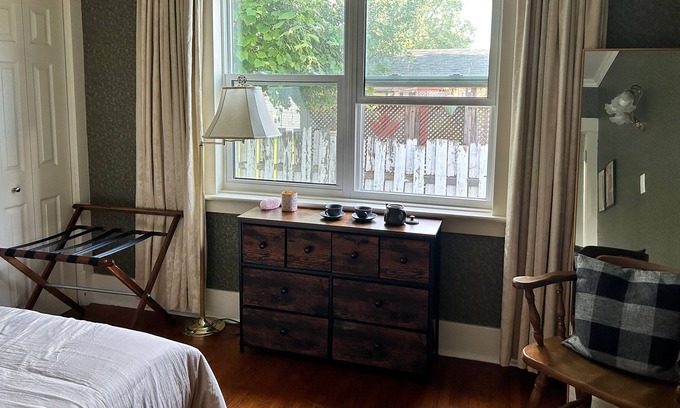 Fort Erie House | Cozy one bedroom with backyard, walking distance to US border.