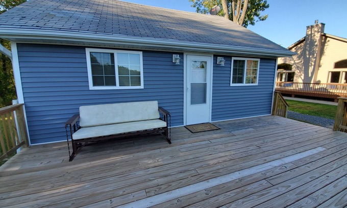 Merrillan House | Cozy Open Concept Cabin for 6