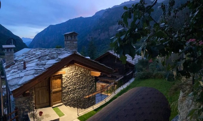 Valtournenche Apartment | Cozy open-plan studio apartment with a view of the valley