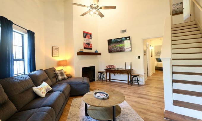 Oxford Cottage | Cozy Oxford Cottage - Close to mTrade Park and OM Golf Course!