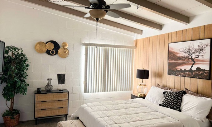 Indian Cove House | Cozy Palms Getaway. 5 minutes from JNT/very comfortable and family friendly.