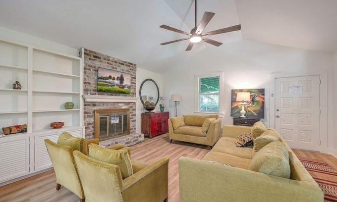 North Charleston House | Cozy Park Circle Retreat with Deck & Modern Amenities, Close to Charleston