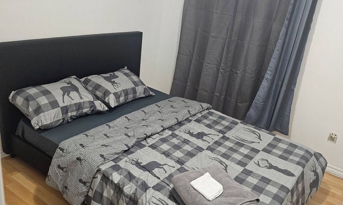 Brampton West House | Cozy&Peaceful 3 bedroom house available 20 mins to perrson airport