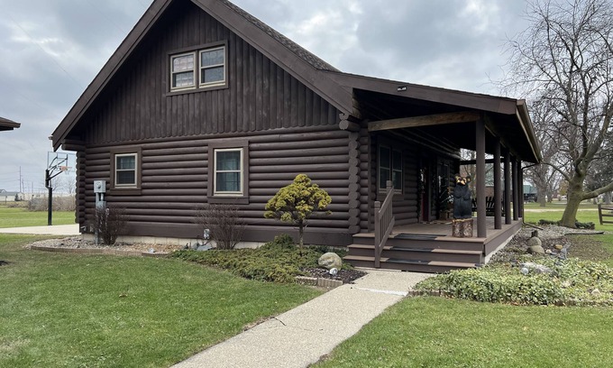 Stony Ridge Cabin | Cozy Perrysburg Cabins - Modern 2 Bedroom with Large Loft & Sleep#Bed!