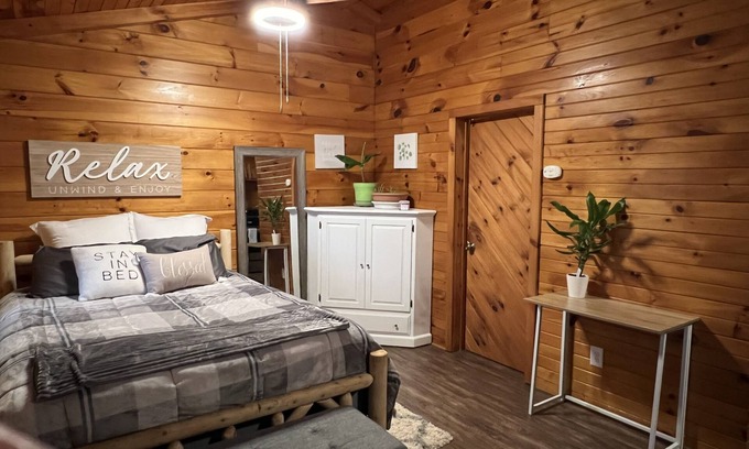 Stony Ridge Cabin | Cozy Perrysburg Cabin - Studio with Fireplace!