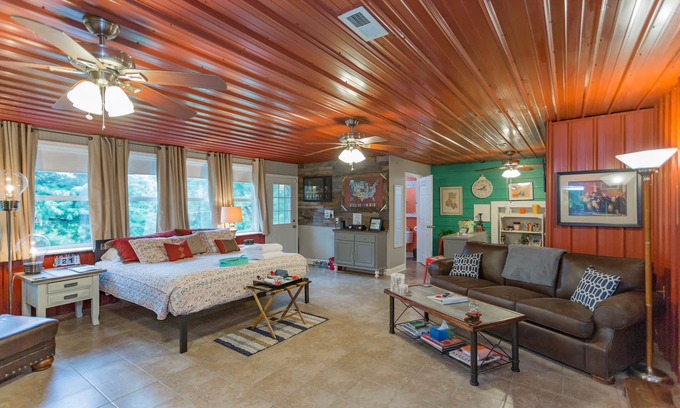 Greenbrier Apartment | Cozy pet friendly retreat near Nashville!