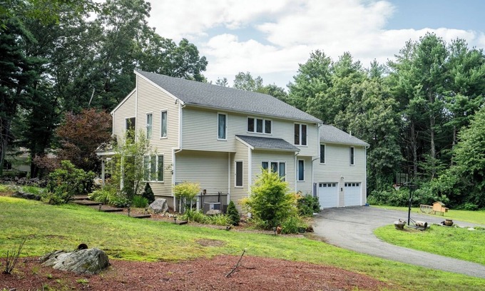 Lincoln House | Cozy Pet-Friendly 4BR | Fireplace, Patio and BBQ