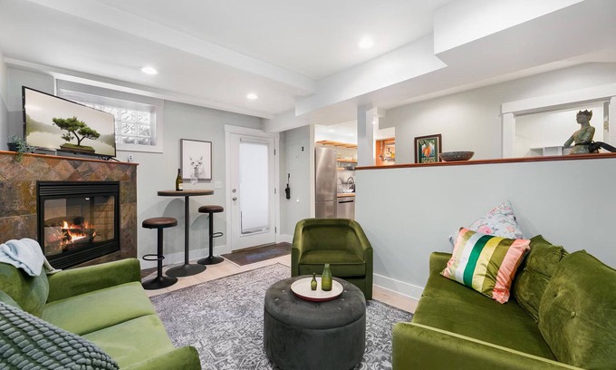 Phinney Ridge Apartment | Cozy, Pet Friendly Apartment Close to Pike Place Market, Space Needle, & more!