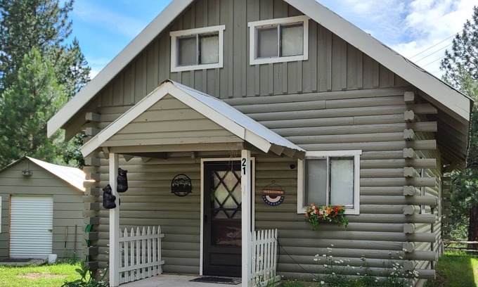 Cascade Cabin | Cozy, pet friendly cabin with filtered lake views - short walk to lake/beach.