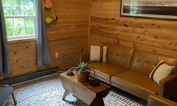 Wilderness Cottage | Cozy pet friendly guest house
