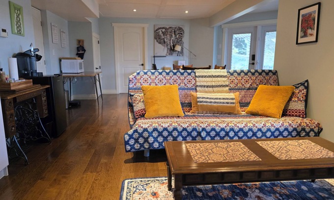 Red Deer House | Cozy Pet Friendly Guest Suite