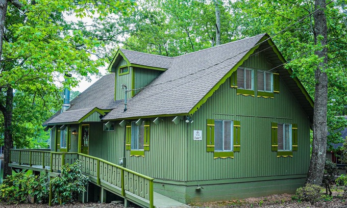Pine Mountain House | Cozy pet friendly chalet overlooking Lake Innsbruck. Perfect fishing spot!