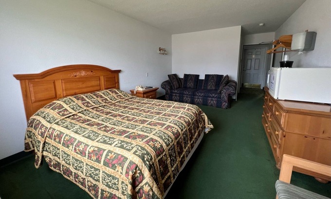 Renault Bed & Breakfast | Cozy Petite Queen Economy Room with Free Parking!