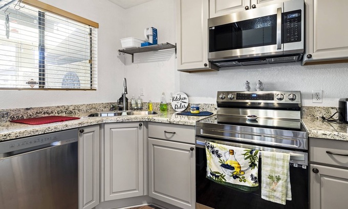 Peters View Condo | Cozy Phoenix Condo Near Biltmore | Pool & BBQ near Golf, Dining and Shops