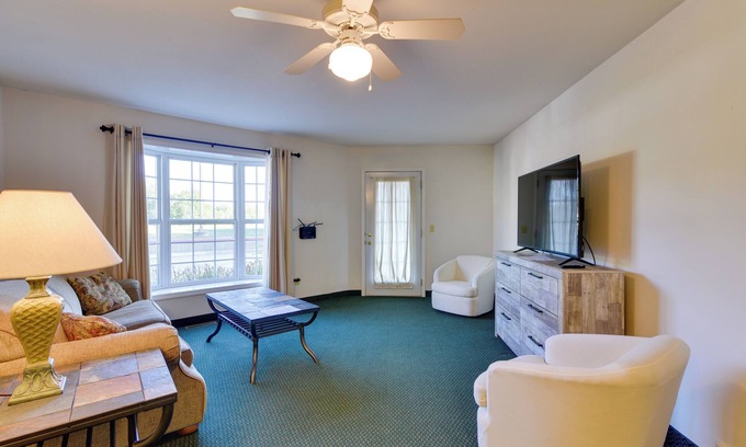 Pigeon Condo | Cozy Pigeon Getaway, Close to Public Beaches!