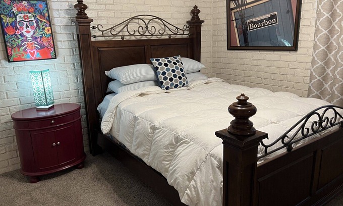 Beauregard Town Historic District Apartment | Cozy Place Downtown by the River Center minutes to LSU. Free Parking/Wifi