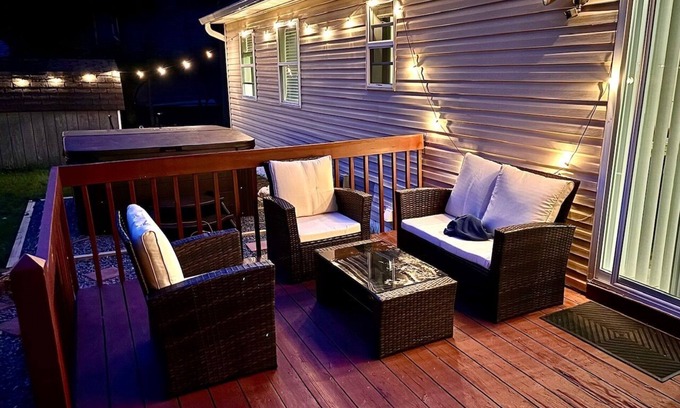 Albrightsville House | Cozy Pocono Retreat-Indoor Games-HotTub-Trampoline-Winter Fun