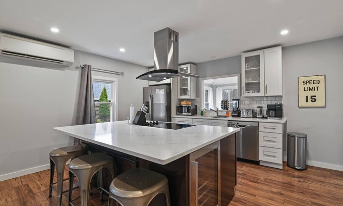 Henryville House | Cozy Pocono Retreat-Modern 3 bed