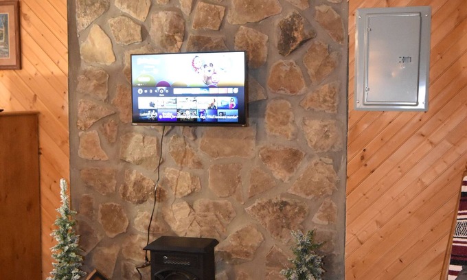 Woodbine Cabin | Cozy pondside cabin near Laurel Lake with full kitchen and laundry