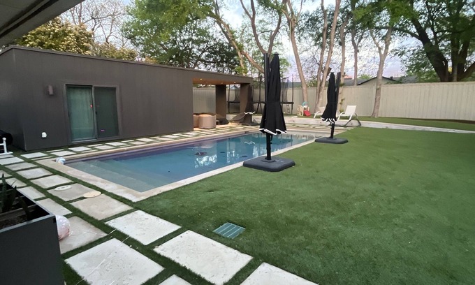 Garland Apartment | Cozy Pool Cabana Back house with Pool