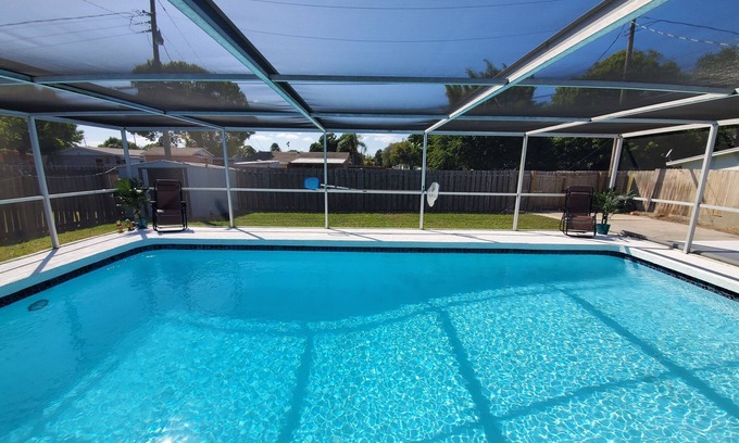 Tropic House | Cozy Pool Paradise with *Heated-Pool In Winter Months*