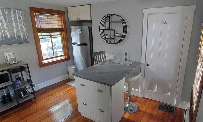 West Roxbury Apartment | Cozy priv apt in antique home on the edge of Boston w public trans Full kitchen!